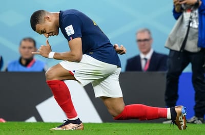 Francia avanza de la mano de un estelar Mbappé 