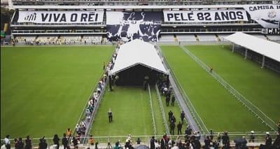 Despiden al rey Pelé en el estadio del Santos