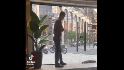 Graban a guardia de seguridad ayudando a perro en medio de intenso calor