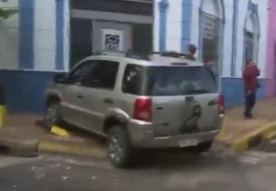 Reportan choque en transitado cruce en el microcentro 