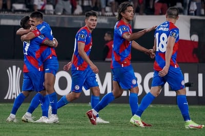 Cerro Porteño gana sobre la hora en Chile 