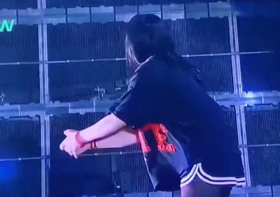 Billie Eilish hasta pide fotos para una “ura” con la que compartió escenario