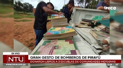 Bomberos de Pirayú donan 300 libros a escuelas indígenas