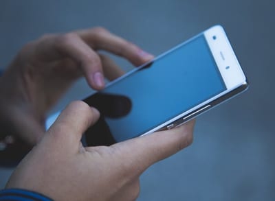 Especialista advierte sobre peligros de comprar teléfonos “reensamblados” 