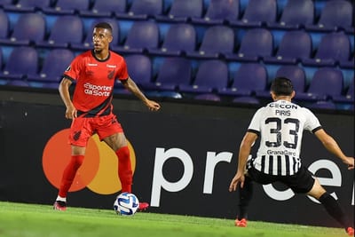 Libertad cae ante Paranaense en el Defensores 