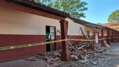 Aprendiendo bajo amenaza: colapsa techo de una escuela