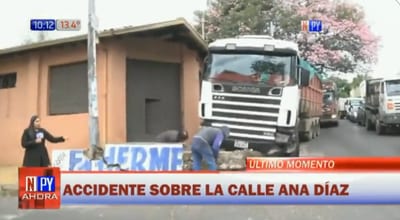 Camión queda sin frenos y choca contra muro en cercanías del Mercado 4