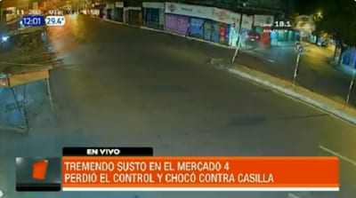 Vehículo choca contra casilla de Mercado 4 y conductor huye a pie