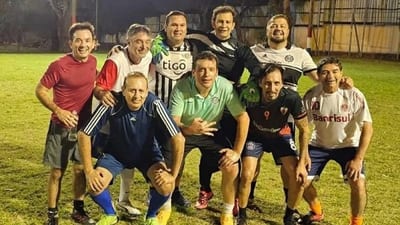 Erico Galeano y colegas juegan fútbol en Mburuvicha Róga