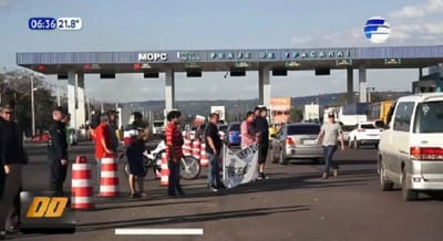Transportistas se manifiestan en zona del peaje de Ypacaraí