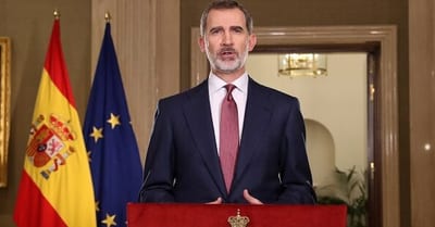 Rey Felipe VI de España llega al país para traspaso de mando