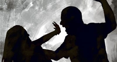 Mujer salta de edificio para huir de expareja armada