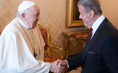 Sylvester Stallone y familia visitan al Papa Francisco
