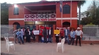 Empleados y concejales de Puerto Casado se encadenan por salarios atrasados