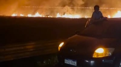 Quema de pastizal causa triple choque mortal en Arroyos y Esteros