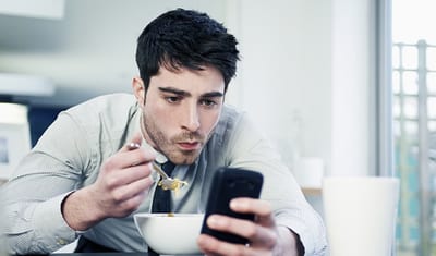 Los peligros ocultos de usar el celular mientras comés