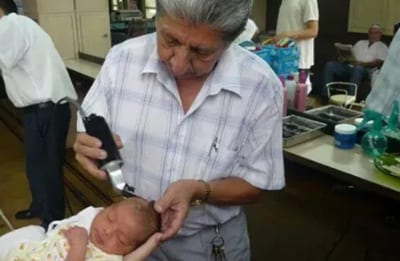 Adiós a don Clemente, el emblemático peluquero de bebés