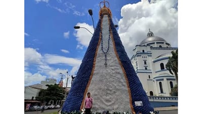 Impresionante Virgen de Caacupé creada con botellas recicladas