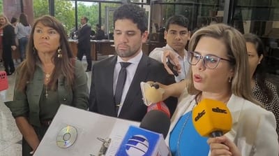 Legisladores piden destitución de Rivas por título falso