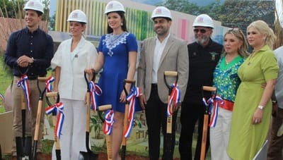 Nadia Ferreira da la palada inicial del centro para niños con cáncer