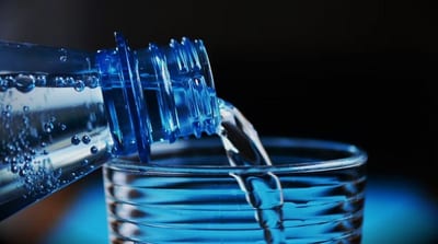 Revelan alta concentración de nanoplásticos en agua embotellada