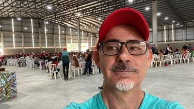 Albert Benítez critica el nepotismo con escrache musical