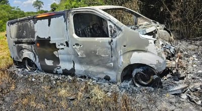 Hallan furgón incinerado, relacionado con robo a cambistas