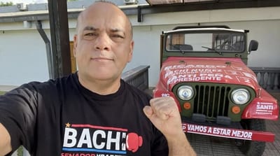 “Bachi” asume en el Congreso al estilo Rocky y con alfombra roja