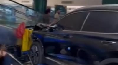 Mujer pierde control de vehículo y choca en shopping