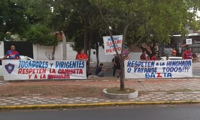 Hinchas de Cerro Porteño protestan contra gestión de Zapag