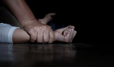Condenan a médico naturalista por abusar sexualmente de sus hijos