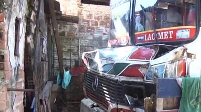 Bus sin frenos impacta vivienda en Sajonia tras maniobra