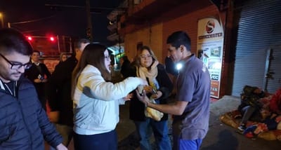 Jóvenes asisten a personas en situación de calle ante ola de frío