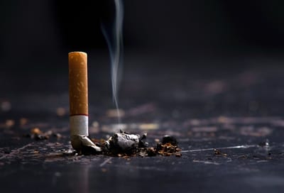 Reino Unido prohíbe tabaco a nacidos desde 2009