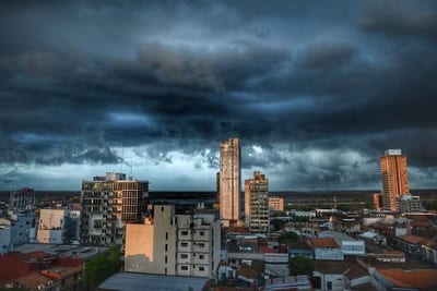 Frente frío trae lluvias y temperaturas bajas a Paraguay