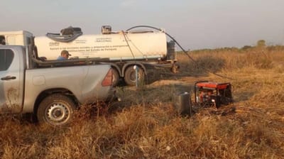 Indígenas enxet reciben agua de tajamar ante crisis hídrica
