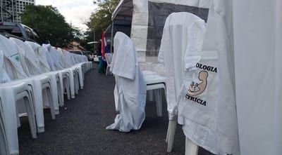 Médicos exigen igualdad salarial y nombramientos en protesta frente al Ministerio de Salud