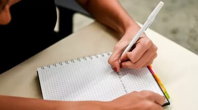 Educación paraguaya desatiende necesidades de estudiantes zurdos
