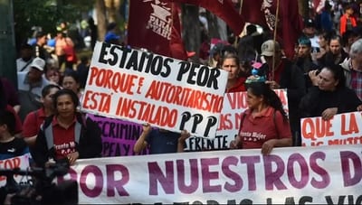Protesta masiva marca primer año de gobierno de Santiago Peña