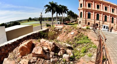 Asunción celebra aniversario con espacios públicos en ruinas
