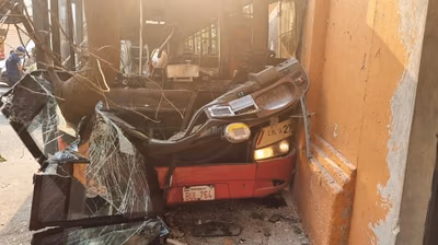 Colectivo embiste árbol y vivienda en Asunción: seis heridos