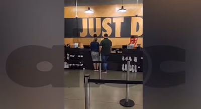 Nenecho y Lizarella captados de compras en Miami durante viaje oficial