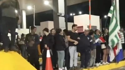 Pobladores de Pedrozo protestan en peaje de Ypacaraí exigiendo seguridad