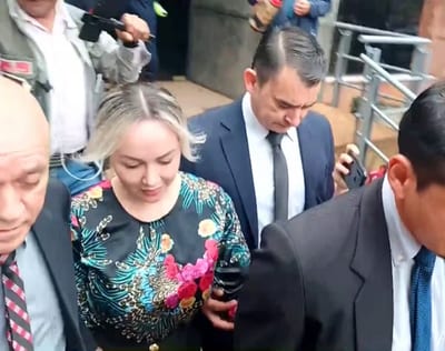 Anadelia Acosta evade a la prensa tras audiencia judicial
