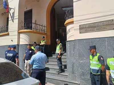 Jubilados municipales protestan ante falta de pagos y aplazamiento de elecciones