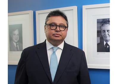 Senador Gustavo Leite defiende su labor en ONG mientras cuestiona a otros
