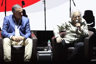 Mujica conmueve con emotivo discurso de despedida política