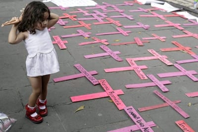 Niños víctimas de feminicidio recibirán pensión mensual