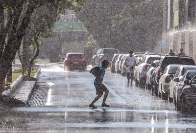 Domingo cálido con lluvias dispersas y clima húmedo