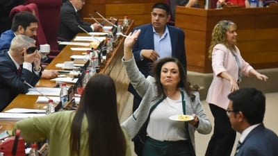 Parlamentarios buscan aumento salarial mientras el pueblo sufre